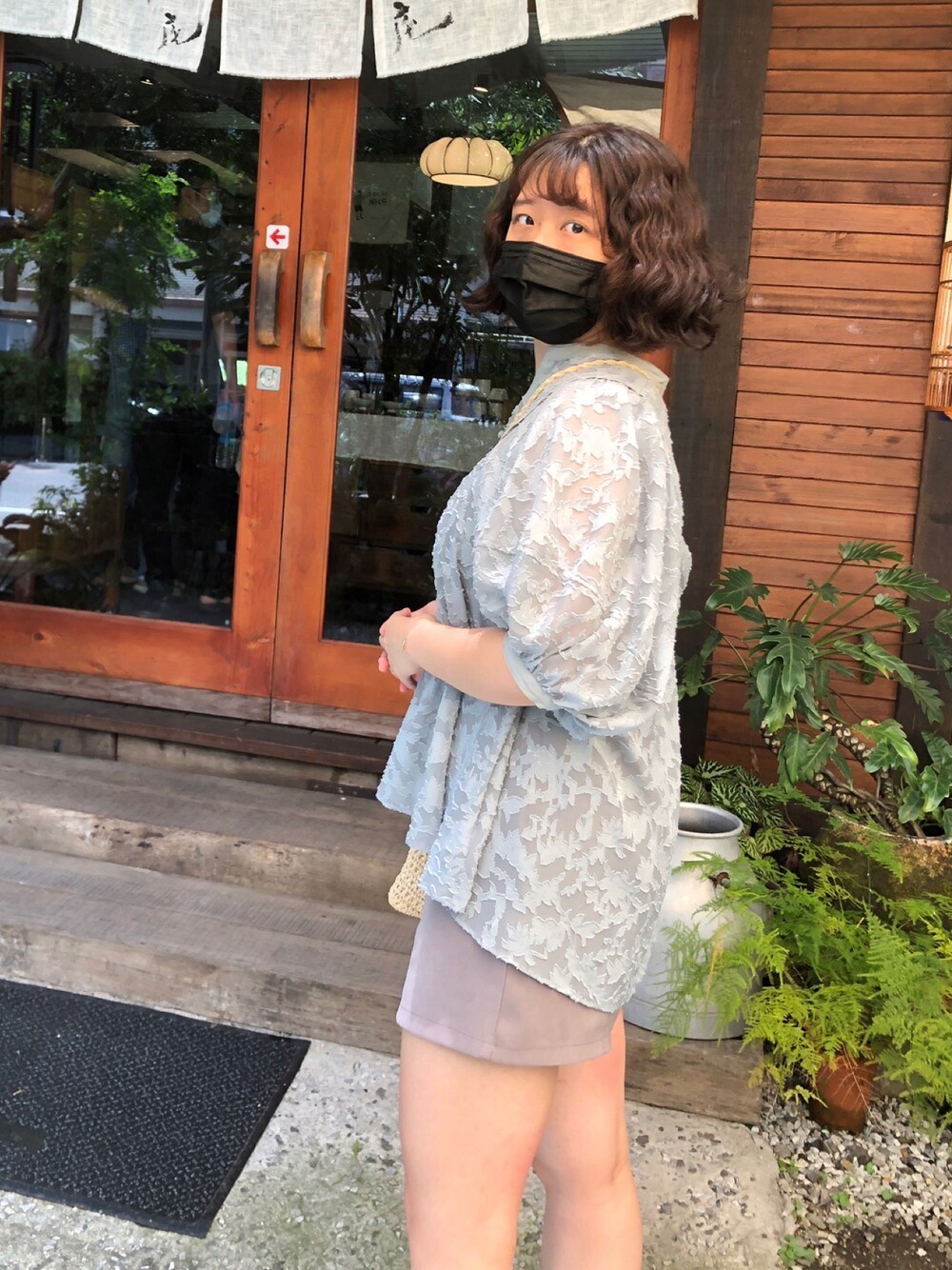 「COCO DEALのアイテム（シャツ/ブラウス、ブルー系）」を使った、AmberHuangさん（レディース・165cm）の夏コーディネートの1枚目の写真
