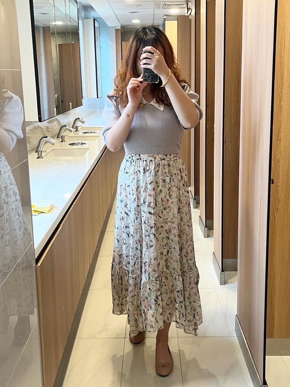 「初夏コーデ、大人かわいい、シンプル」｜「Lilian caratのアイテム（スカート、グリーン系）」を使った、AmberHuangさん（レディース・165cm）の春コーディネートの1枚目の写真