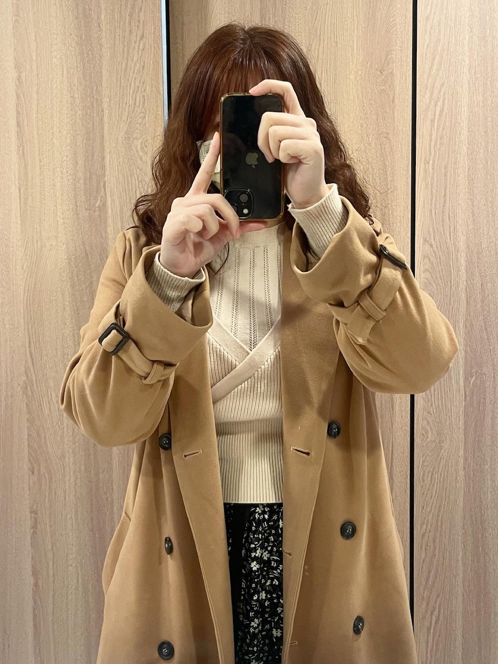 「冬、オトナカジュアル、シンプルスタイル、おでかけコーデ」｜「LILY BROWNのカットレイヤードニットトップス（ニット/セーター、ホワイト系）」を使った、AmberHuangさん（レディース・165cm）の冬コーディネートの1枚目の写真