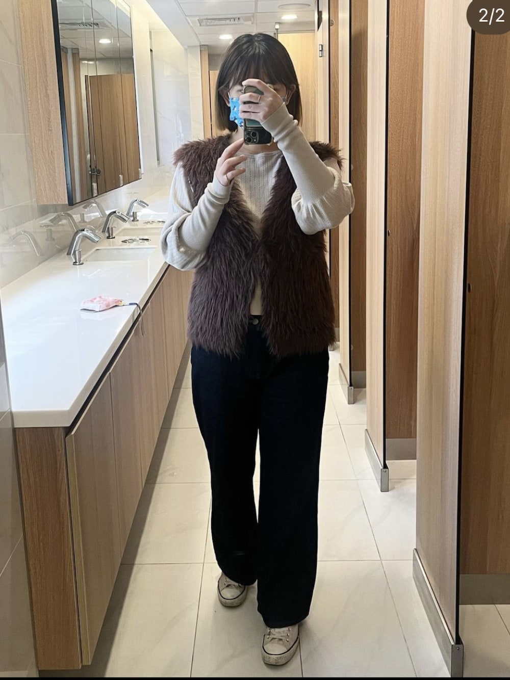 「秋服」｜「UNIQLOのワイドフィットカーブジーンズ（デニムパンツ、ブルー系）」を使った、AmberHuangさん（レディース・165cm）の春コーディネートの1枚目の写真