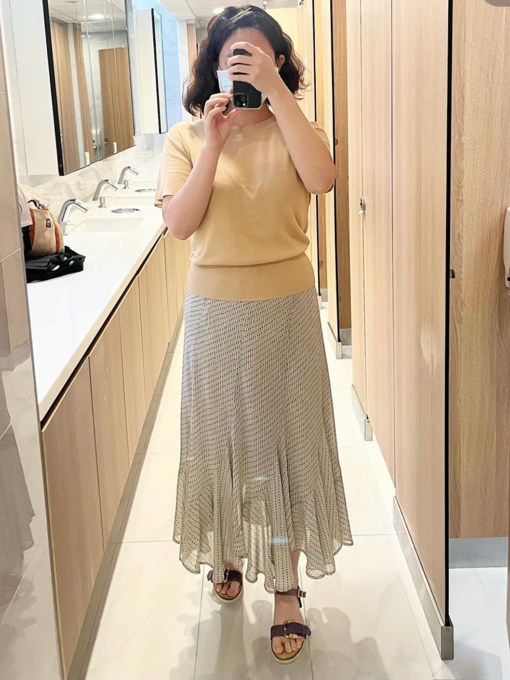 「COCO DEALのアイテム（ニット/セーター、ベージュ系）」を使った、AmberHuangさん（レディース・165cm）の夏コーディネートの1枚目の写真
