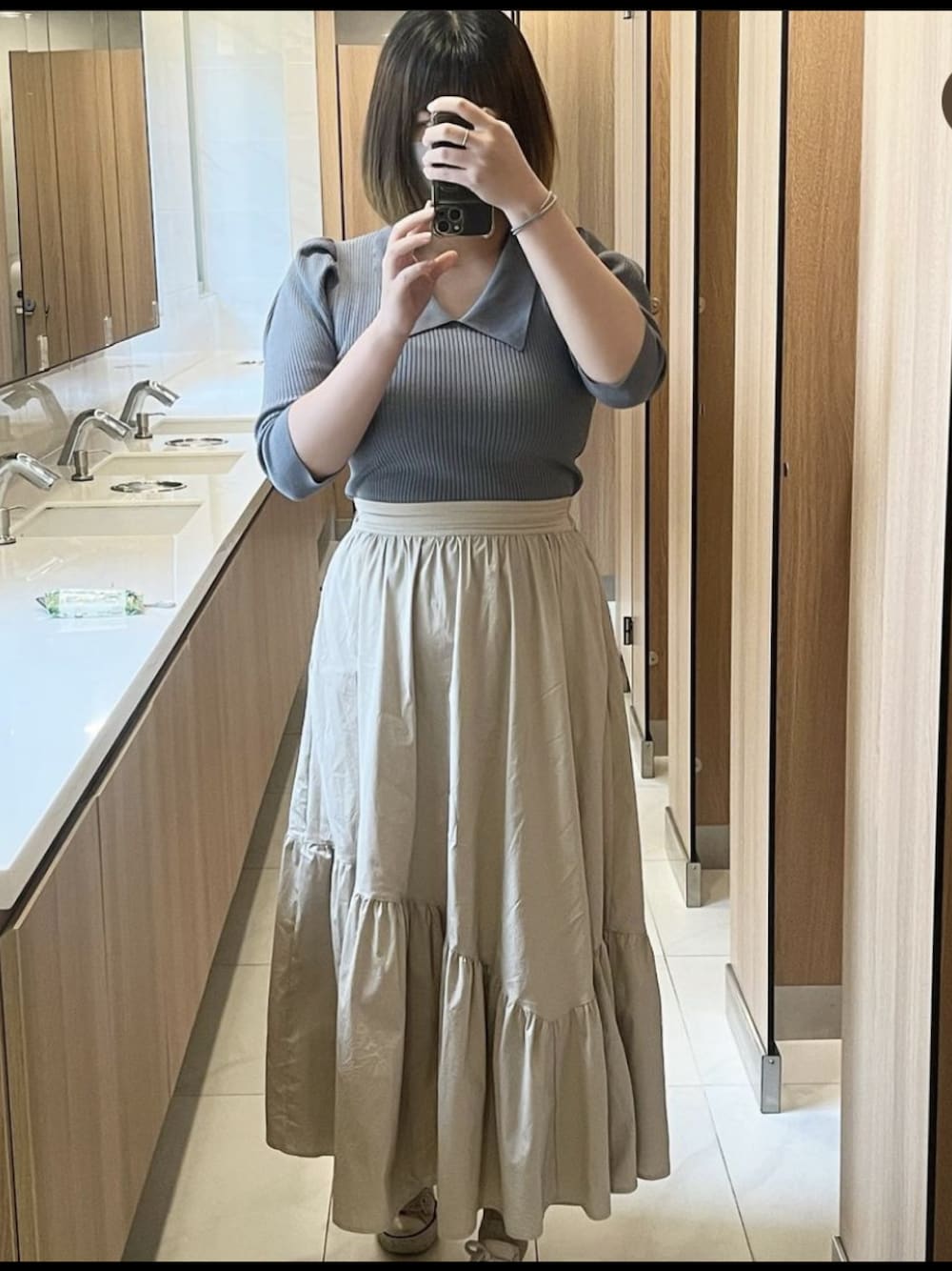 「春ファッション、大人カジュアル、春夏コーデ」｜「SNIDELのアイテム（トップス、ブルー系）」を使った、AmberHuangさん（レディース・165cm）の春コーディネートの1枚目の写真