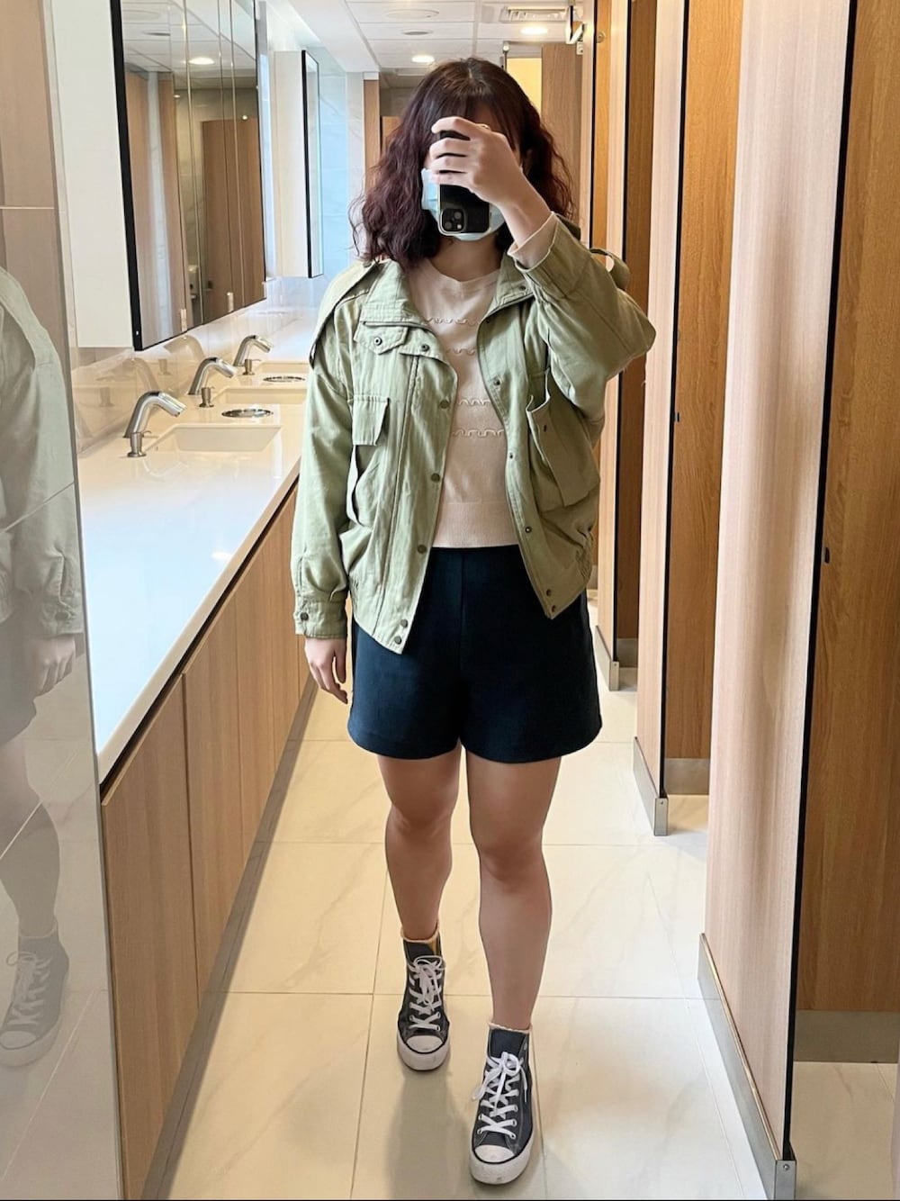 「穿搭、秋服準備はじめました、女の子、社会人、秋のコーデ」｜「REDYAZELのミリタリーショートブルゾン（ブルゾン、グリーン系）」を使った、AmberHuangさん（レディース・165cm）の秋コーディネートの1枚目の写真