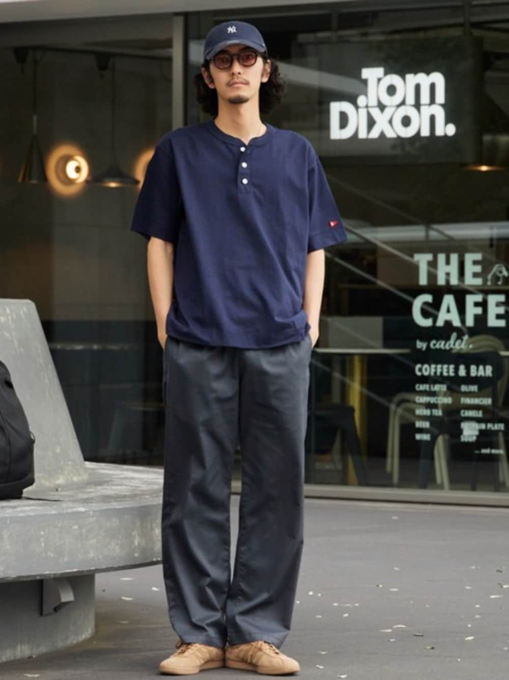 ブラウン系のスニーカー、ブルー系のTシャツ/カットソー、グレー系のチノパンツを着用したメンズの夏コーディネートの1枚目の写真