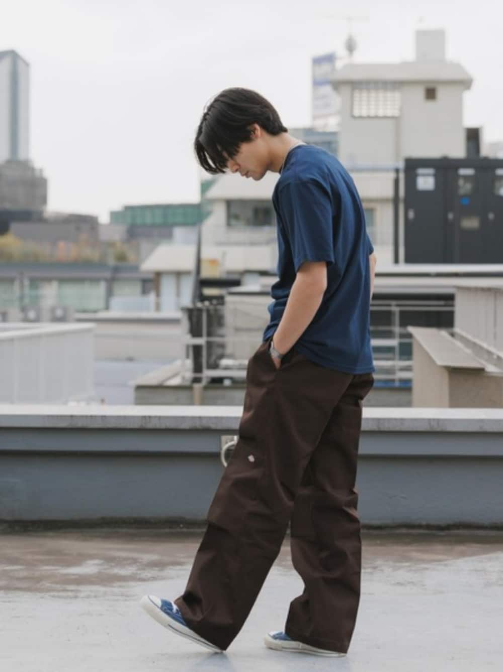 ブラウン系のチノパンツ、ホワイト系のタンクトップ、ブルー系のTシャツ/カットソーを着用したメンズの夏コーディネートの1枚目の写真