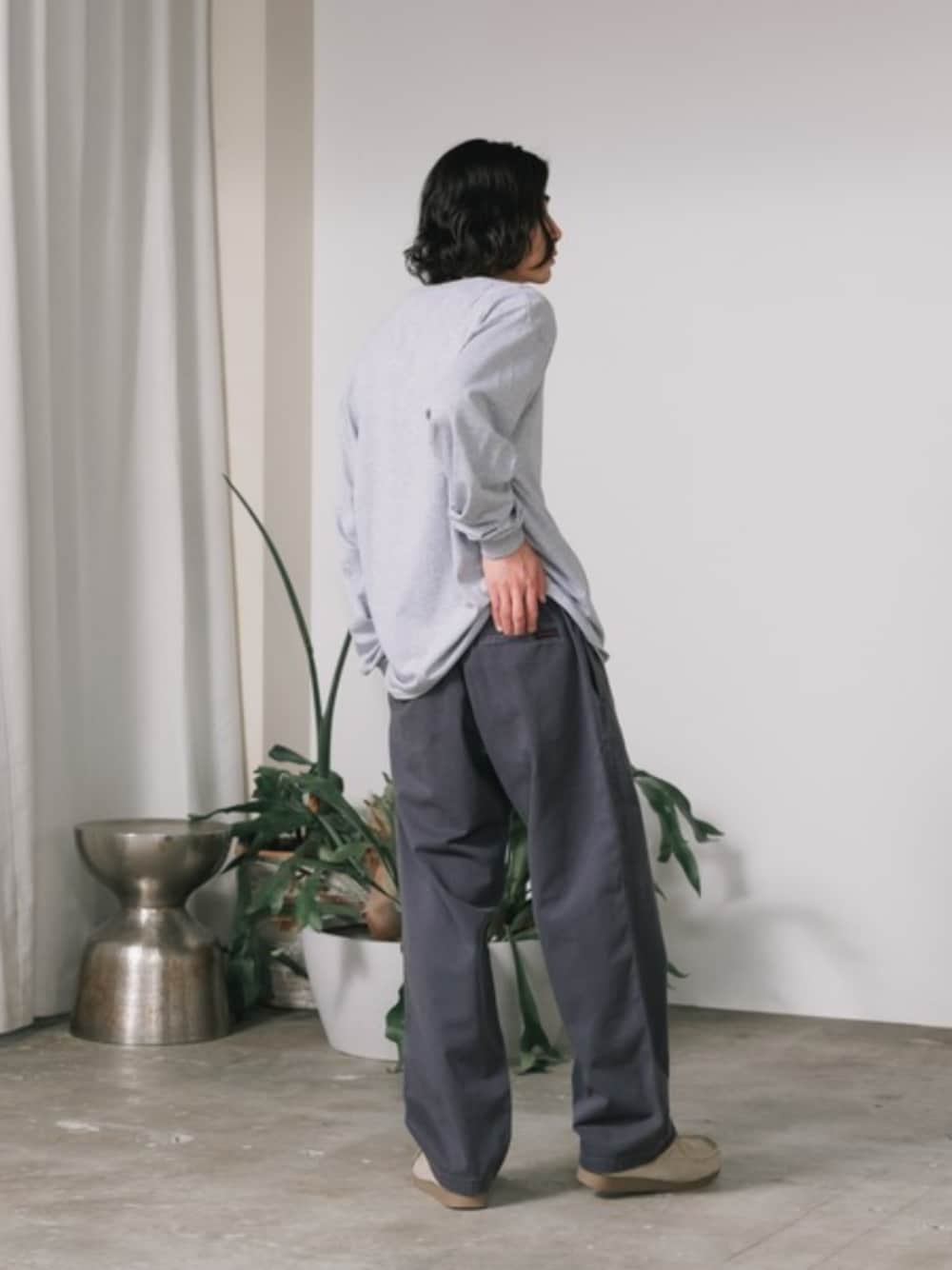 グレー系のチノパンツ、グレー系のTシャツ/カットソー、ホワイト系のタンクトップを着用したメンズの夏コーディネートの1枚目の写真