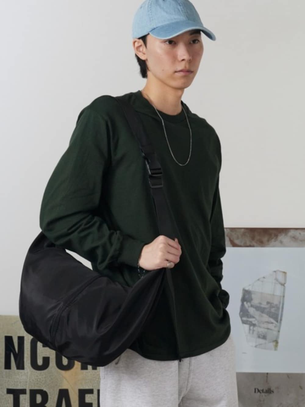 グリーン系のTシャツ/カットソーを着用したメンズの夏コーディネートの1枚目の写真