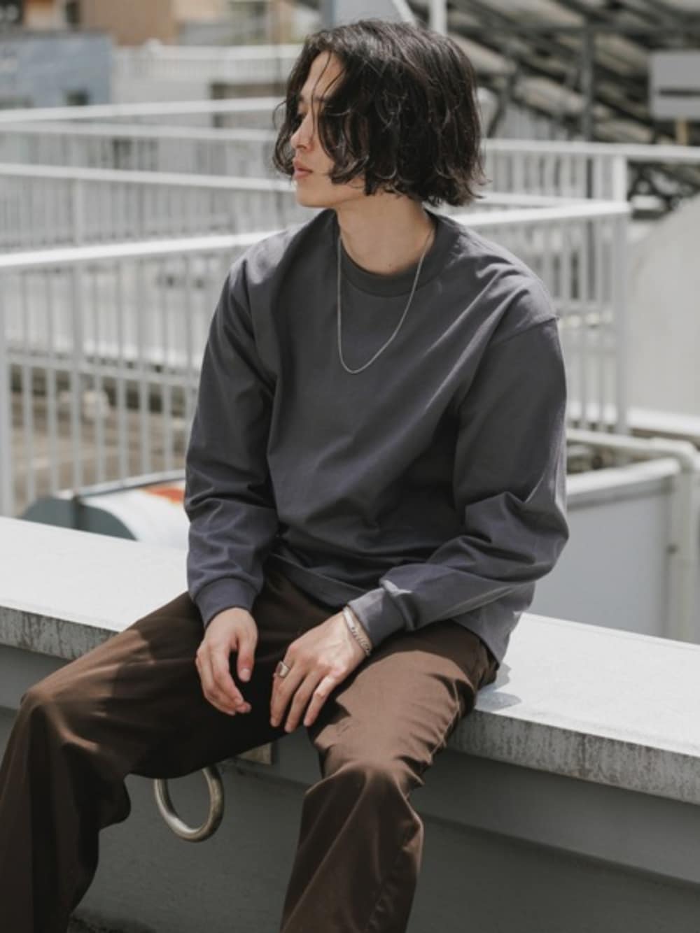 グレー系のTシャツ/カットソーを着用したメンズの夏コーディネートの1枚目の写真