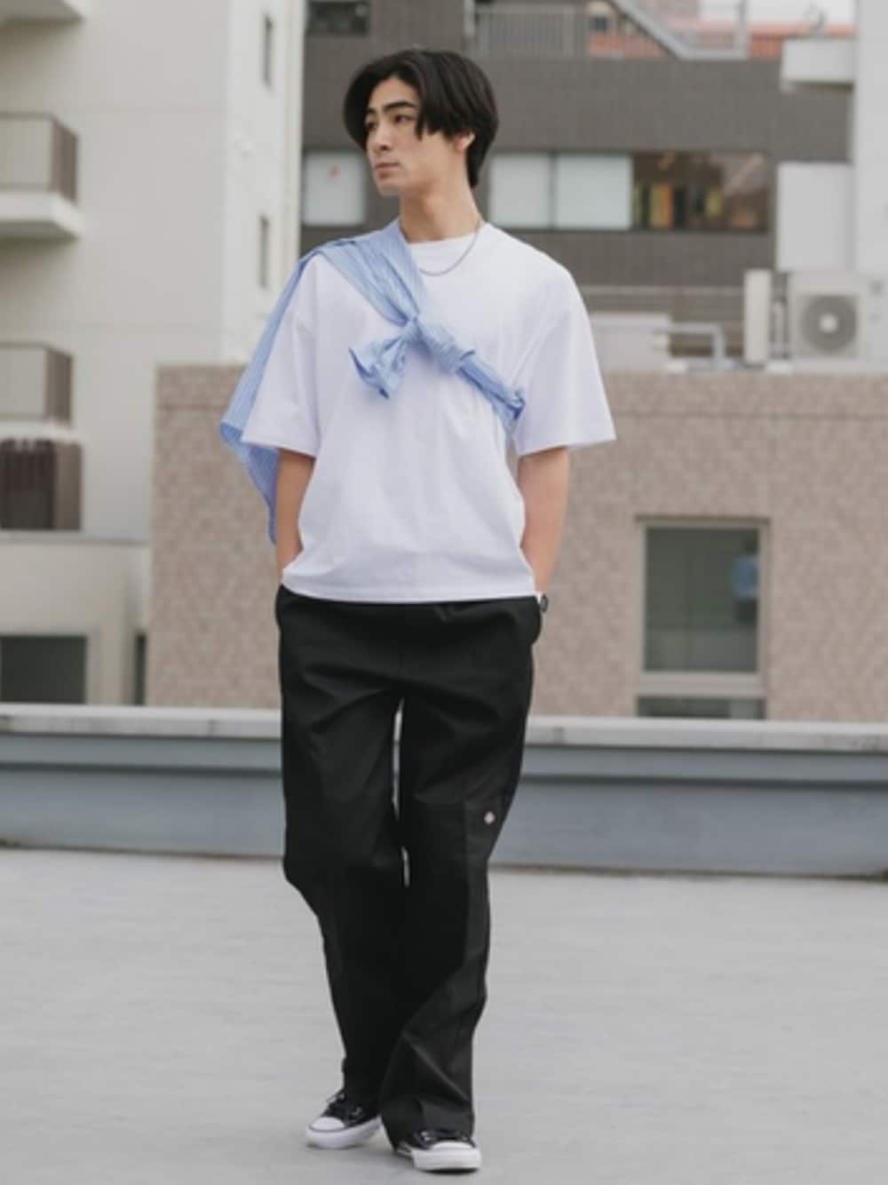 ブラック系のチノパンツ、ホワイト系のTシャツ/カットソーを着用したメンズの春コーディネートの1枚目の写真