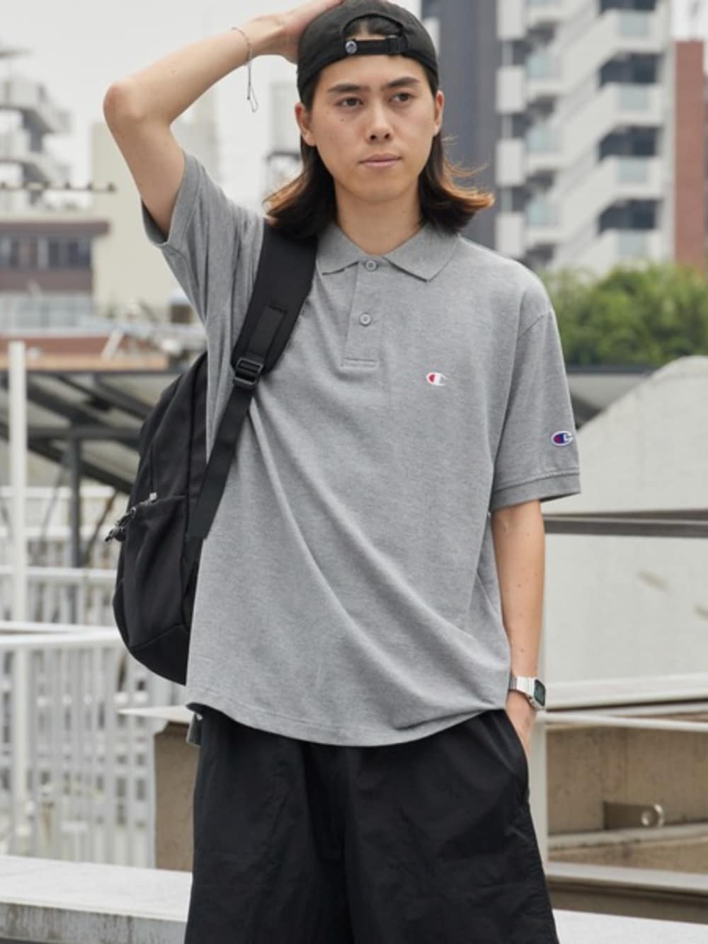 ブラック系のその他パンツ、グレー系のポロシャツ、ブラック系のキャップを着用したメンズの夏コーディネートの1枚目の写真