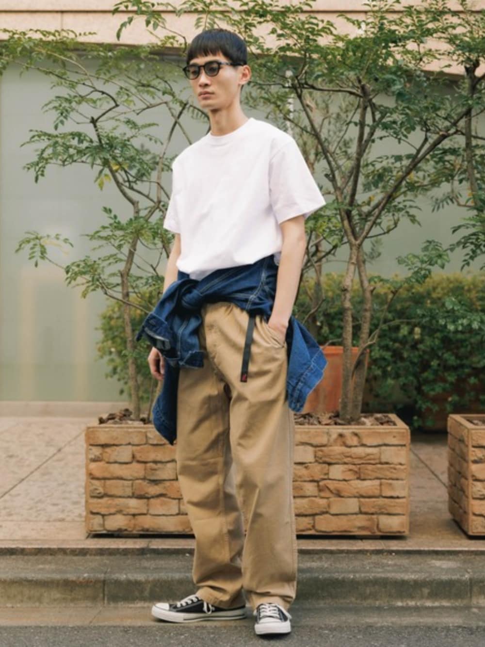 ホワイト系のTシャツ/カットソーを着用したメンズの夏コーディネートの1枚目の写真