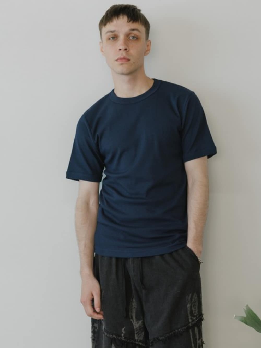ホワイト系のタンクトップ、ブルー系のTシャツ/カットソーを着用したメンズの夏コーディネートの1枚目の写真