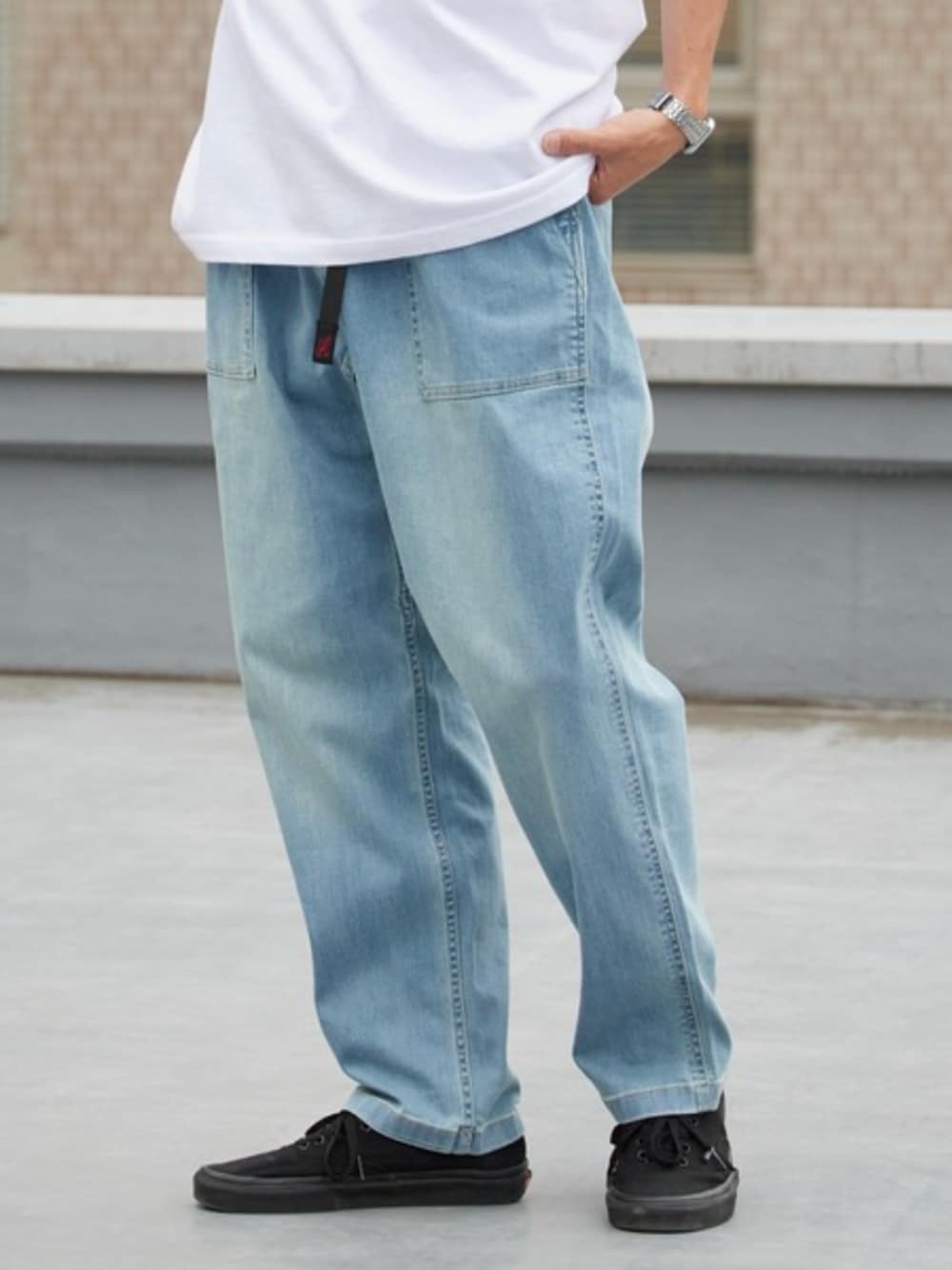 ホワイト系のTシャツ/カットソー、ブルー系のデニムパンツ、ブラック系のソックス/靴下を着用したメンズの夏コーディネートの1枚目の写真