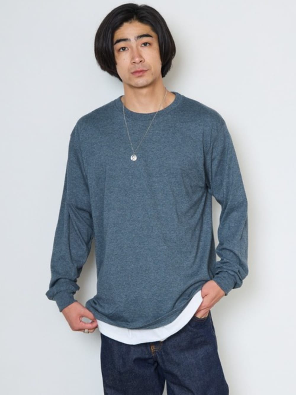 ホワイト系のTシャツ/カットソー、グレー系のTシャツ/カットソーを着用したメンズの夏コーディネートの1枚目の写真