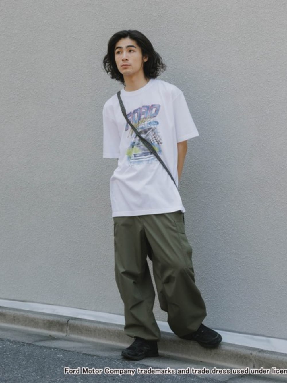 ホワイト系のTシャツ/カットソーを着用したメンズの秋コーディネートの1枚目の写真