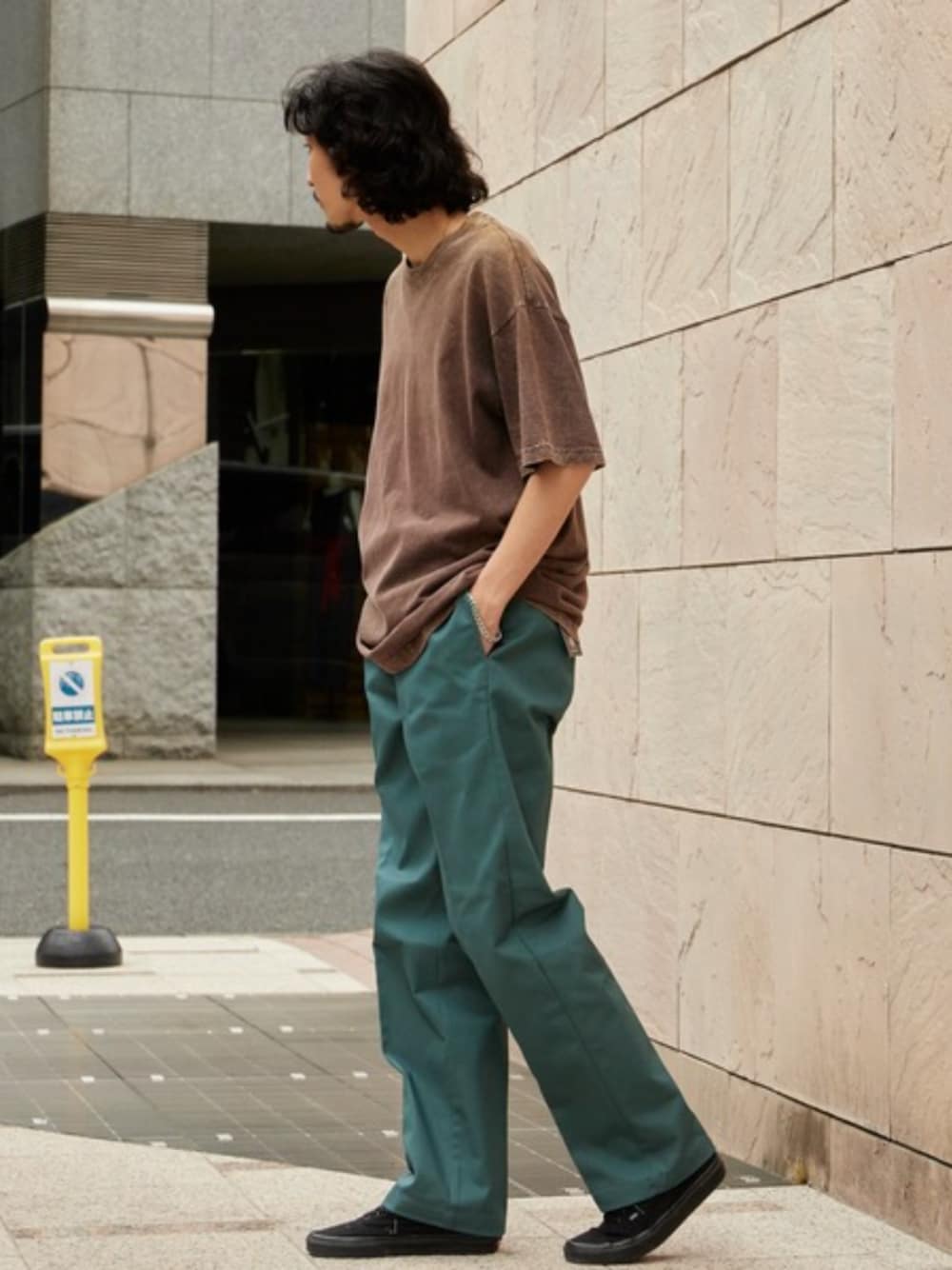 グリーン系のチノパンツ、ブラウン系のTシャツ/カットソー、ホワイト系のタンクトップを着用したメンズの夏コーディネートの1枚目の写真