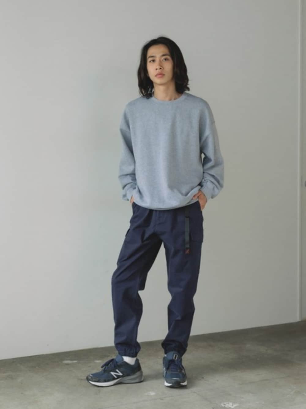 ホワイト系のTシャツ/カットソー、ブルー系のカーゴパンツを着用したメンズの夏コーディネートの1枚目の写真