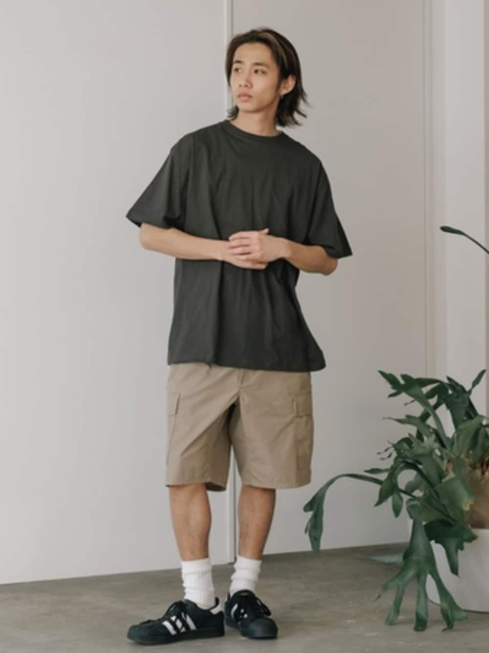 ブラック系のTシャツ/カットソーを着用したメンズの春コーディネートの1枚目の写真