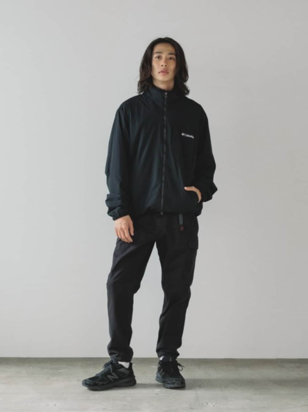 ホワイト系のTシャツ/カットソー、ブラック系のカーゴパンツを着用したメンズの夏コーディネートの1枚目の写真