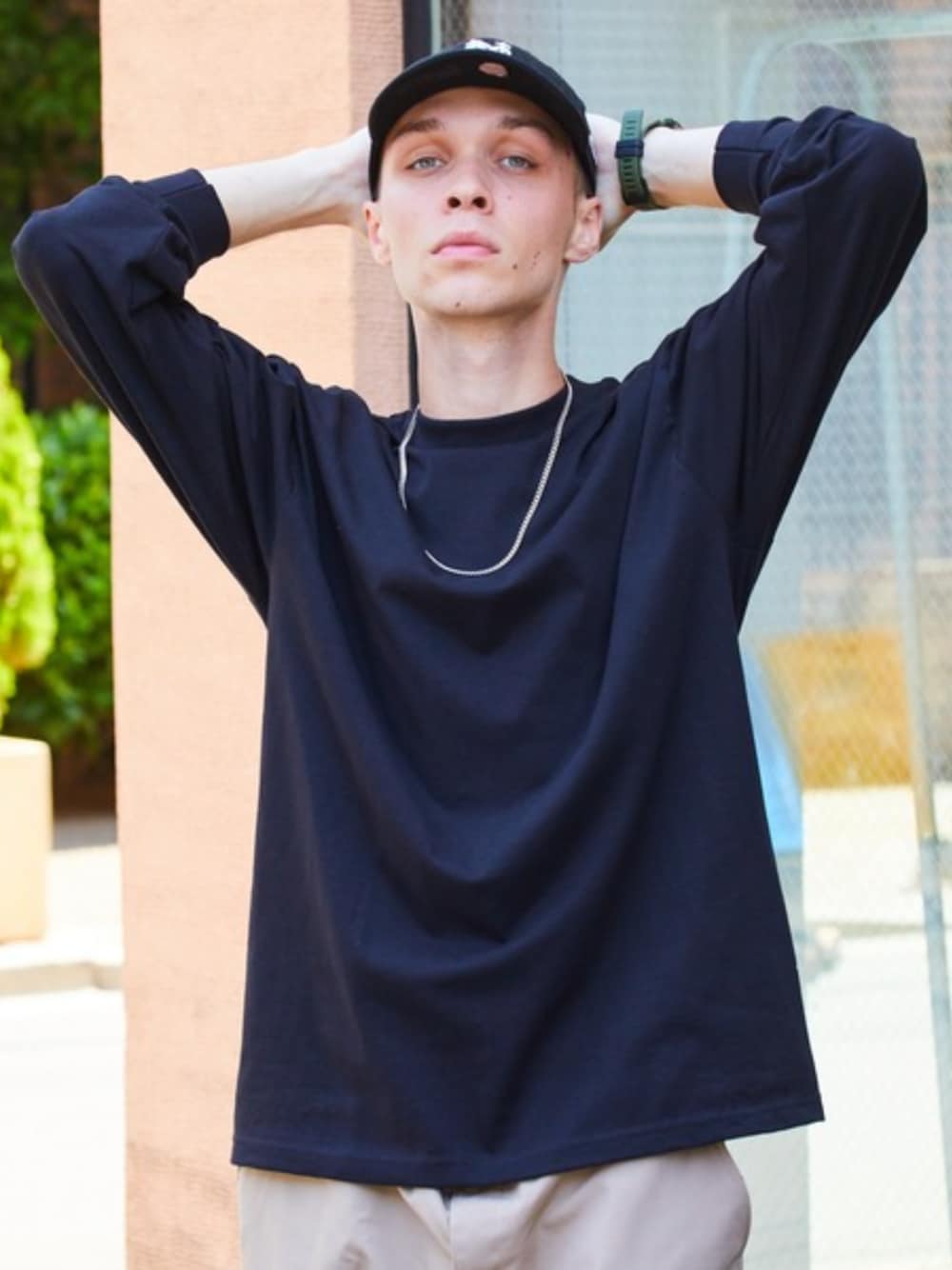 ホワイト系のタンクトップ、ブルー系のTシャツ/カットソーを着用したメンズの夏コーディネートの1枚目の写真