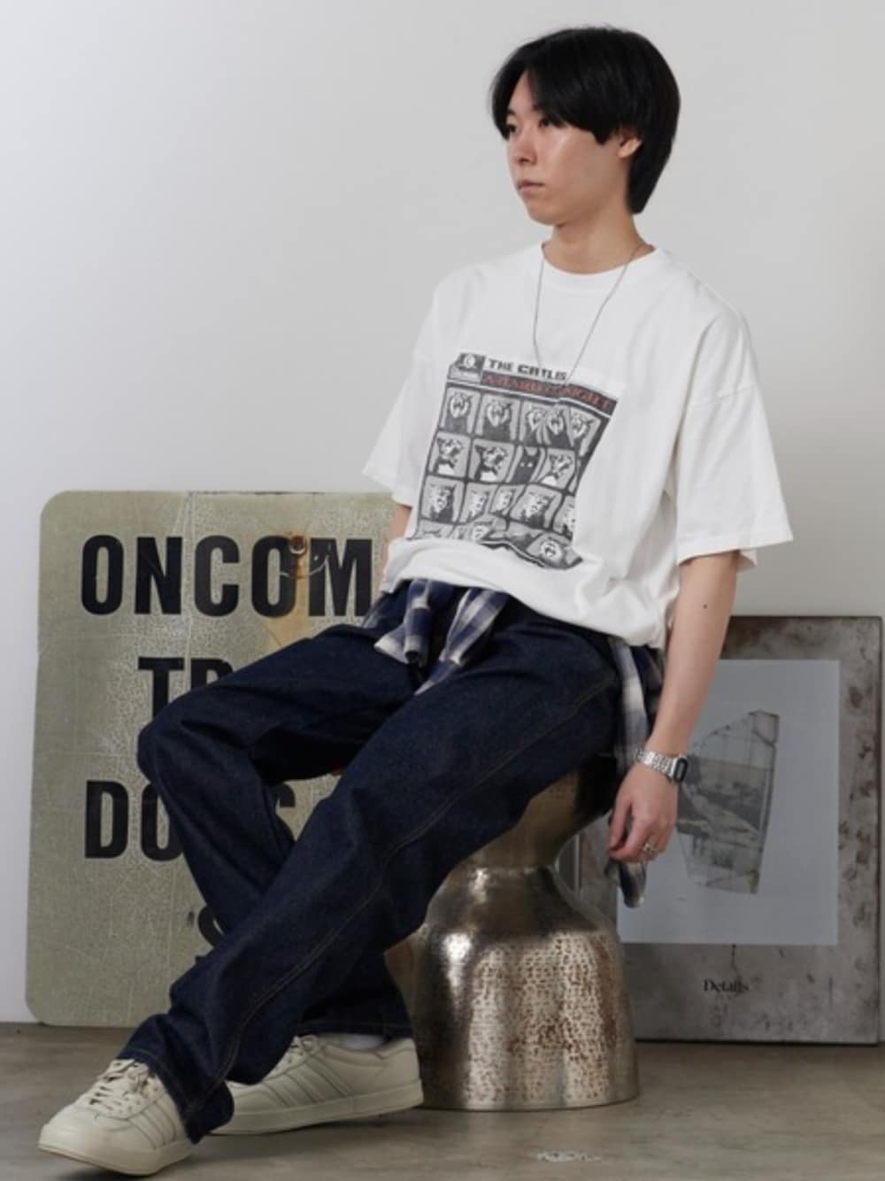 ブルー系のデニムパンツ、ホワイト系のタンクトップ、ホワイト系のTシャツ/カットソーを着用したメンズの夏コーディネートの1枚目の写真