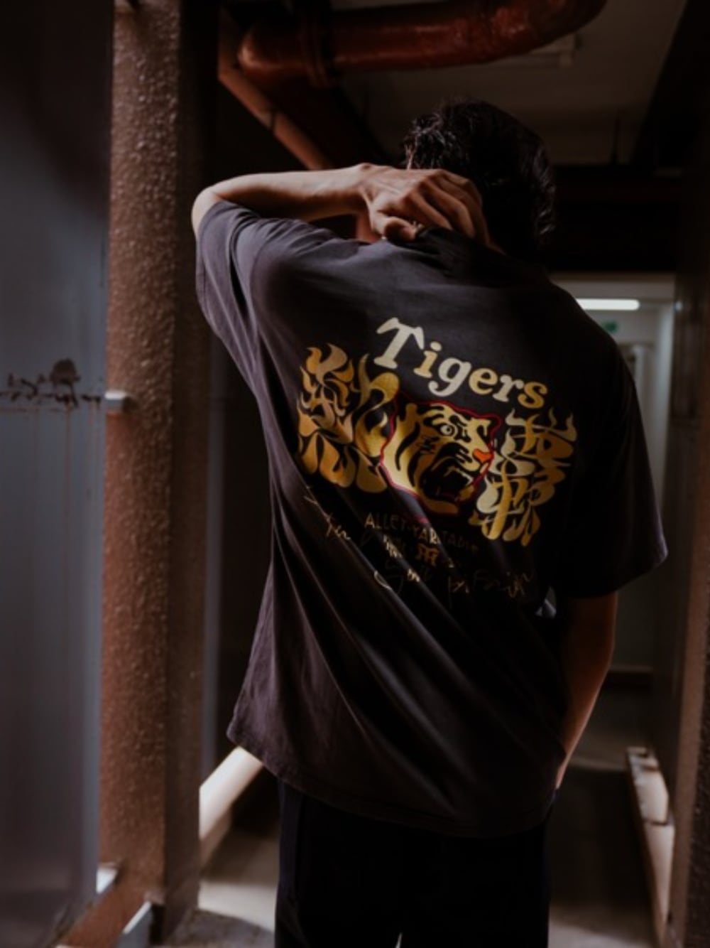 ブルー系のTシャツ/カットソーを着用したメンズの夏コーディネートの1枚目の写真