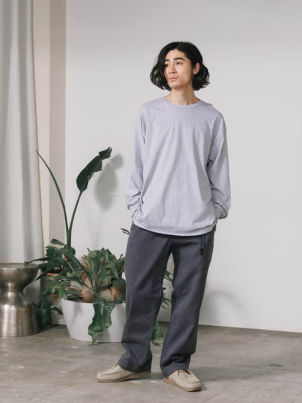 グレー系のチノパンツ、グレー系のTシャツ/カットソー、ホワイト系のタンクトップを着用したメンズの夏コーディネートの1枚目の写真