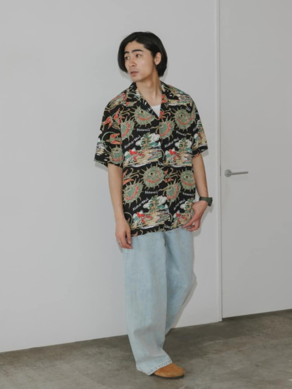 ブラック系のシャツ/ブラウス、ベージュ系のスリッポン、ブルー系のデニムパンツを着用したメンズの夏コーディネートの1枚目の写真