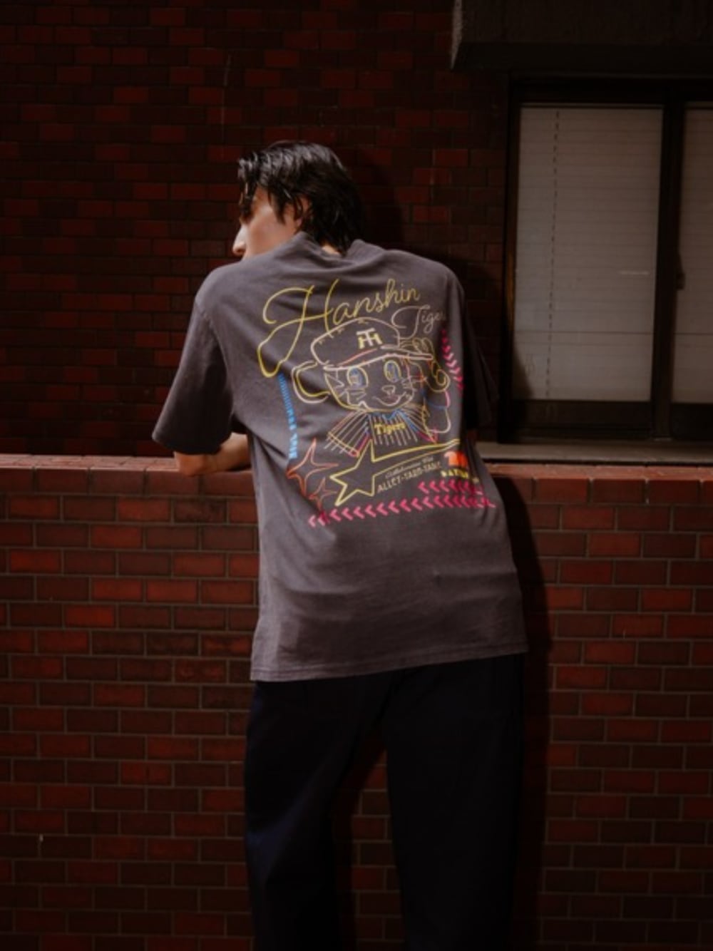 グレー系のTシャツ/カットソーを着用したメンズの夏コーディネートの1枚目の写真