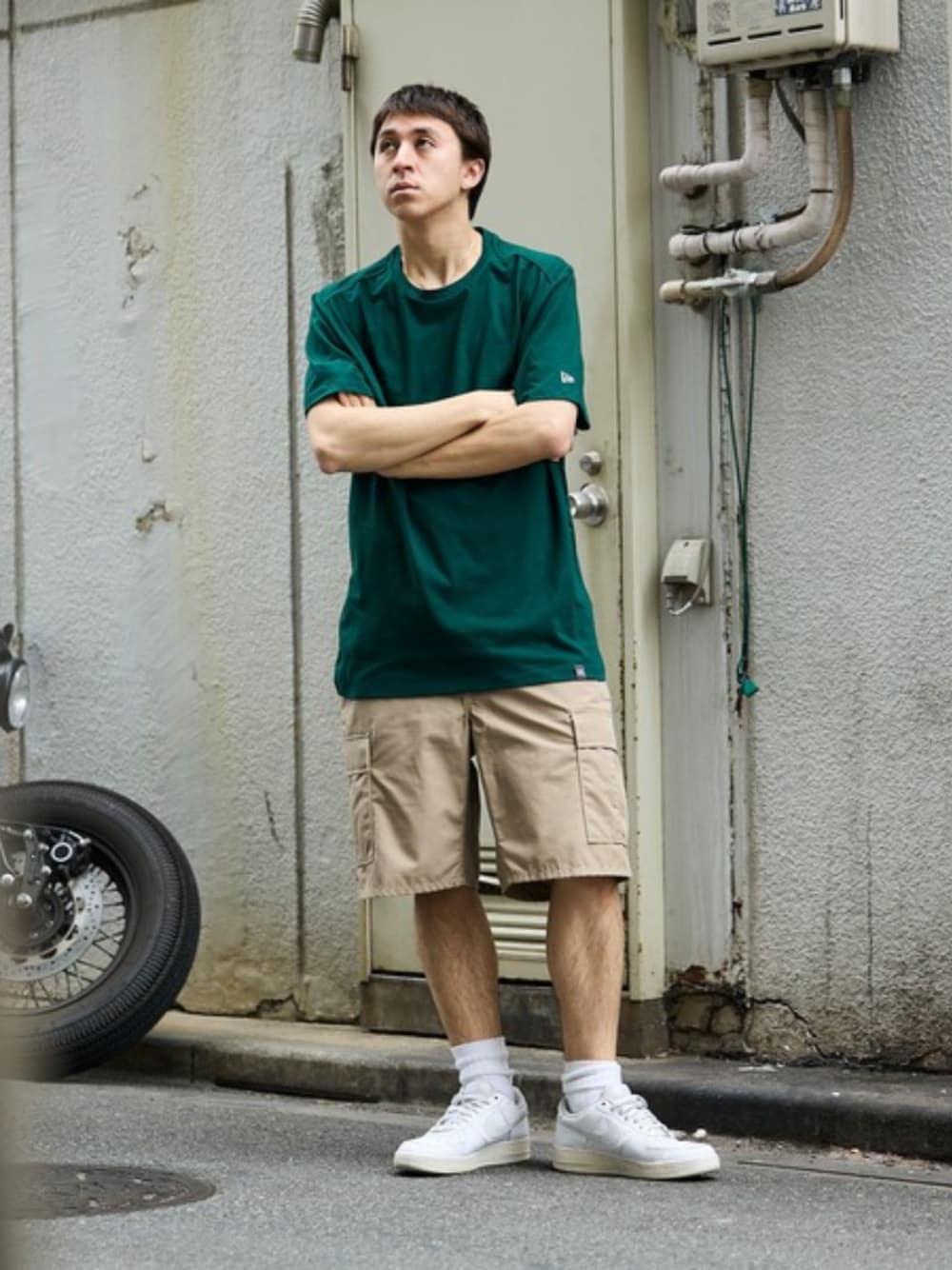 ホワイト系のタンクトップ、グリーン系のTシャツ/カットソー、ホワイト系のソックス/靴下を着用したメンズの夏コーディネートの1枚目の写真