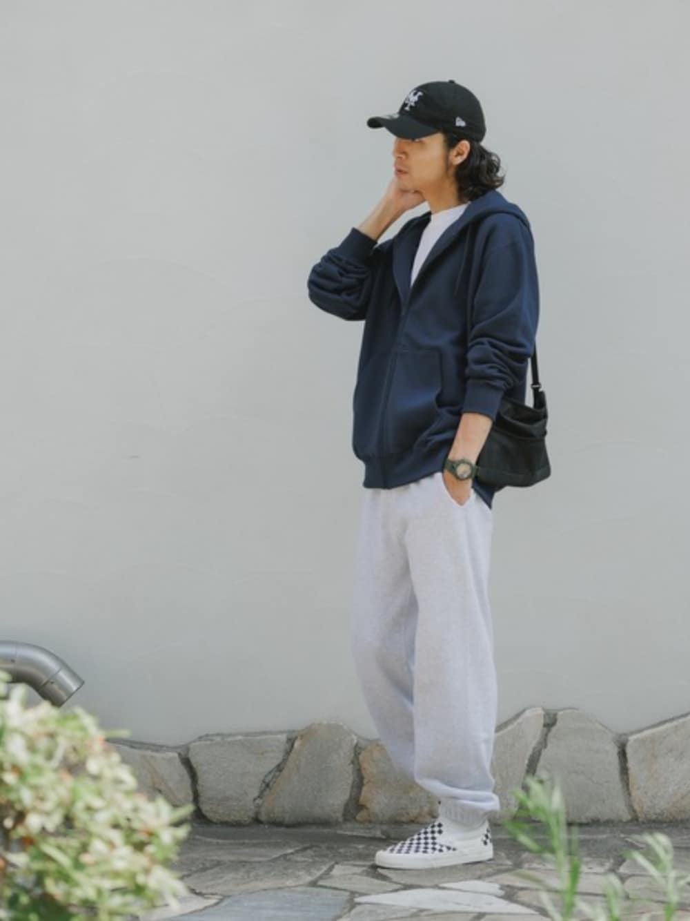 ホワイト系のTシャツ/カットソー、ブルー系のパーカー、ホワイト系のソックス/靴下を着用したメンズの夏コーディネートの1枚目の写真