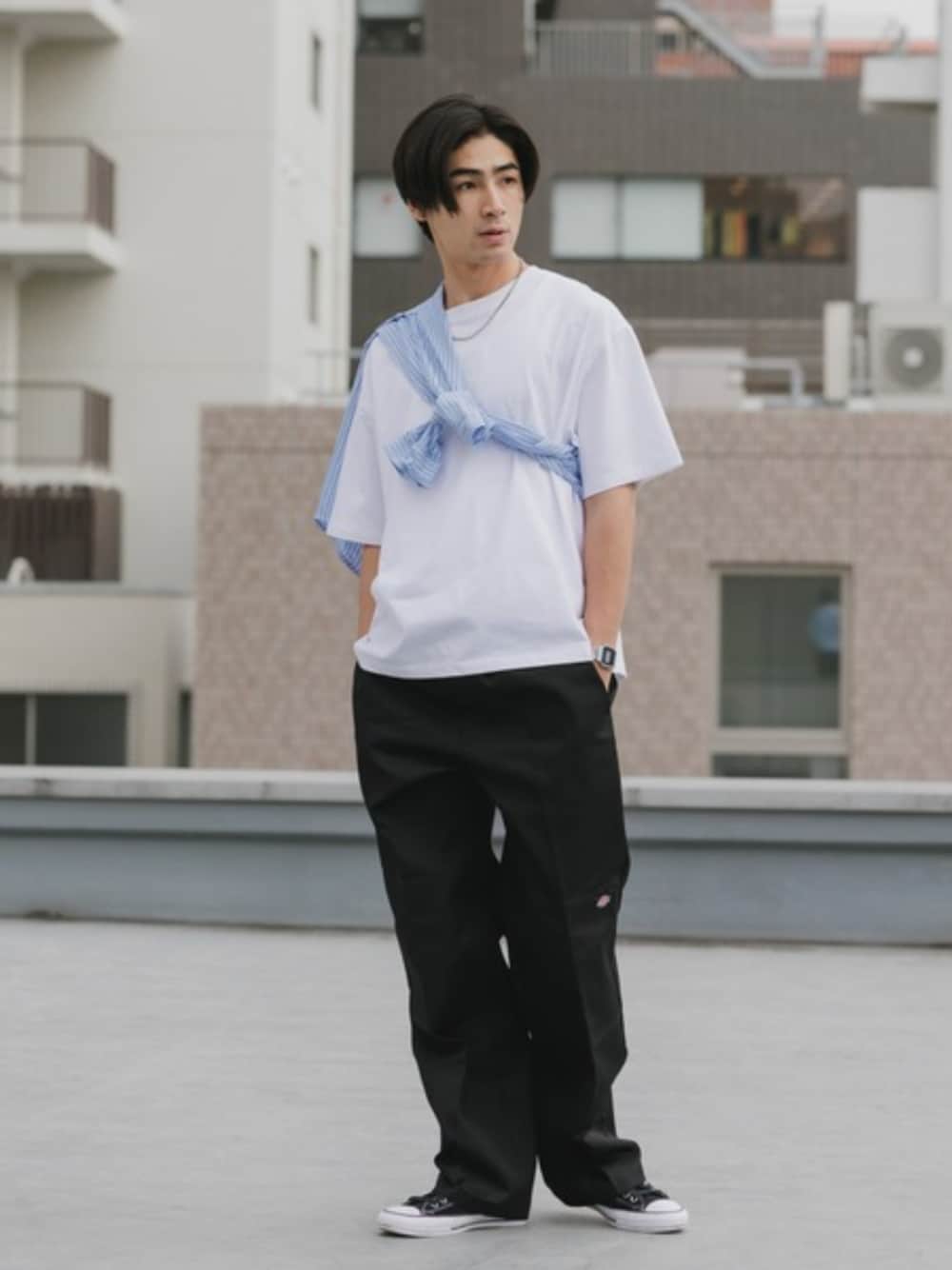 ブラック系のチノパンツ、ブルー系のシャツ/ブラウス、ホワイト系のTシャツ/カットソーを着用したメンズの夏コーディネートの1枚目の写真