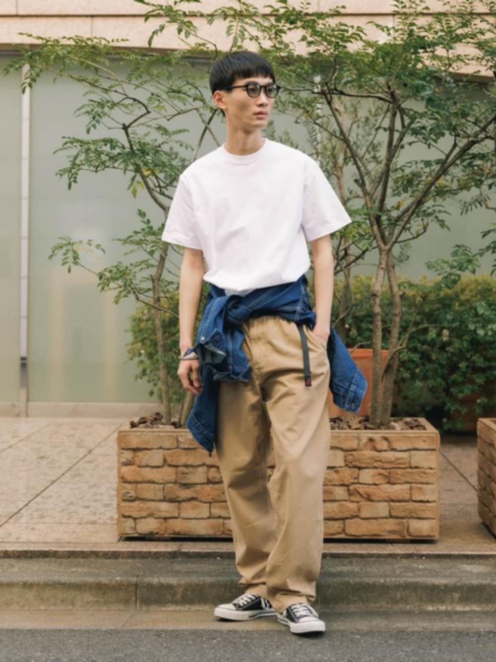 ホワイト系のTシャツ/カットソーを着用したメンズの夏コーディネートの1枚目の写真