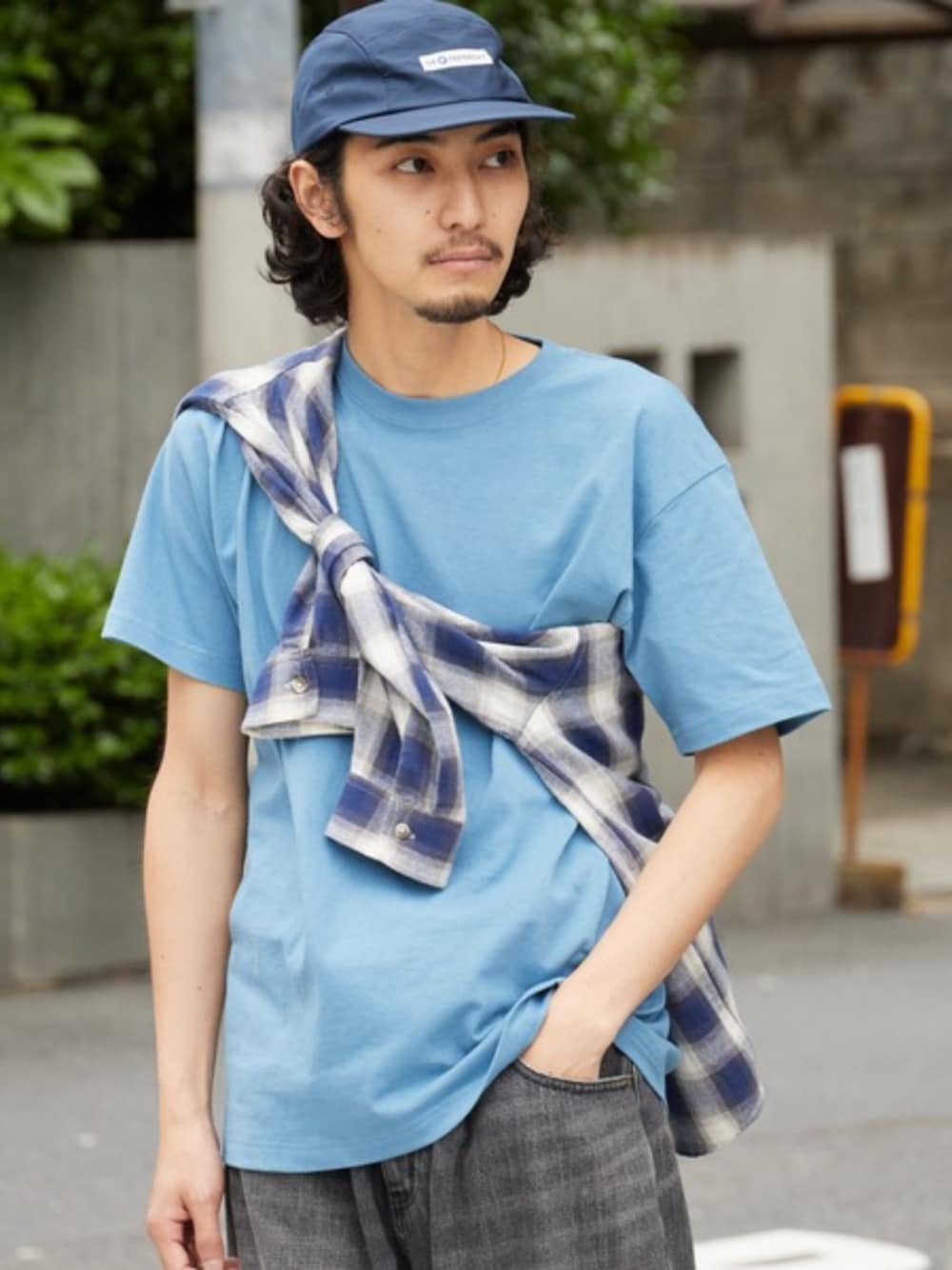 ホワイト系のタンクトップ、ブルー系のTシャツ/カットソー、ブラック系のデニムパンツを着用したメンズの夏コーディネートの1枚目の写真