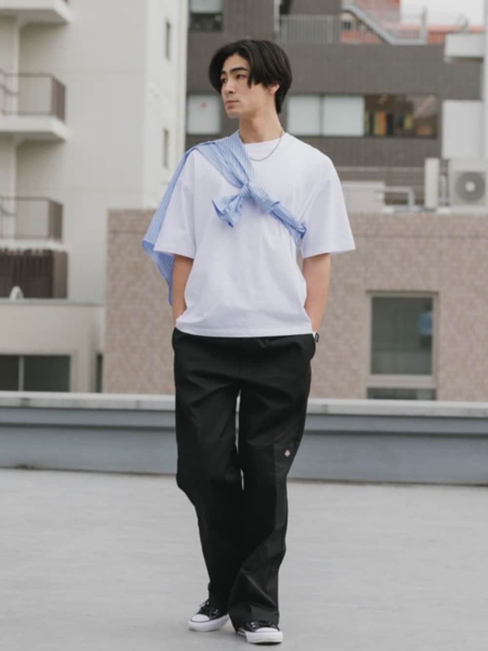 ブラック系のチノパンツ、ブルー系のシャツ/ブラウス、ホワイト系のTシャツ/カットソーを着用したメンズの夏コーディネートの1枚目の写真