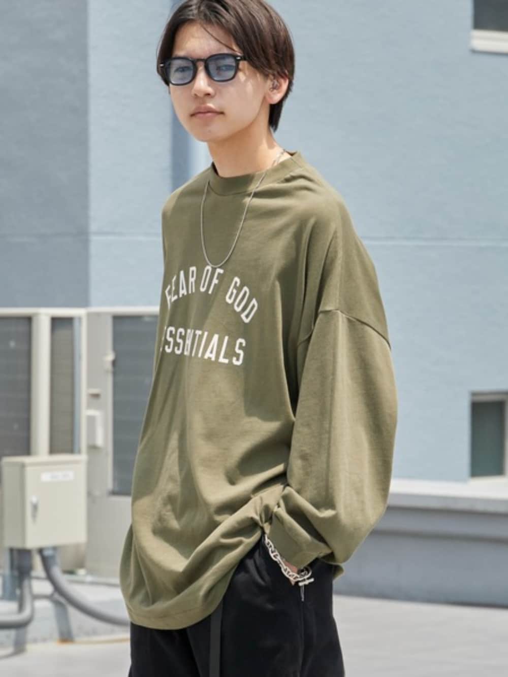 グリーン系のTシャツ/カットソーを着用したメンズの夏コーディネートの1枚目の写真