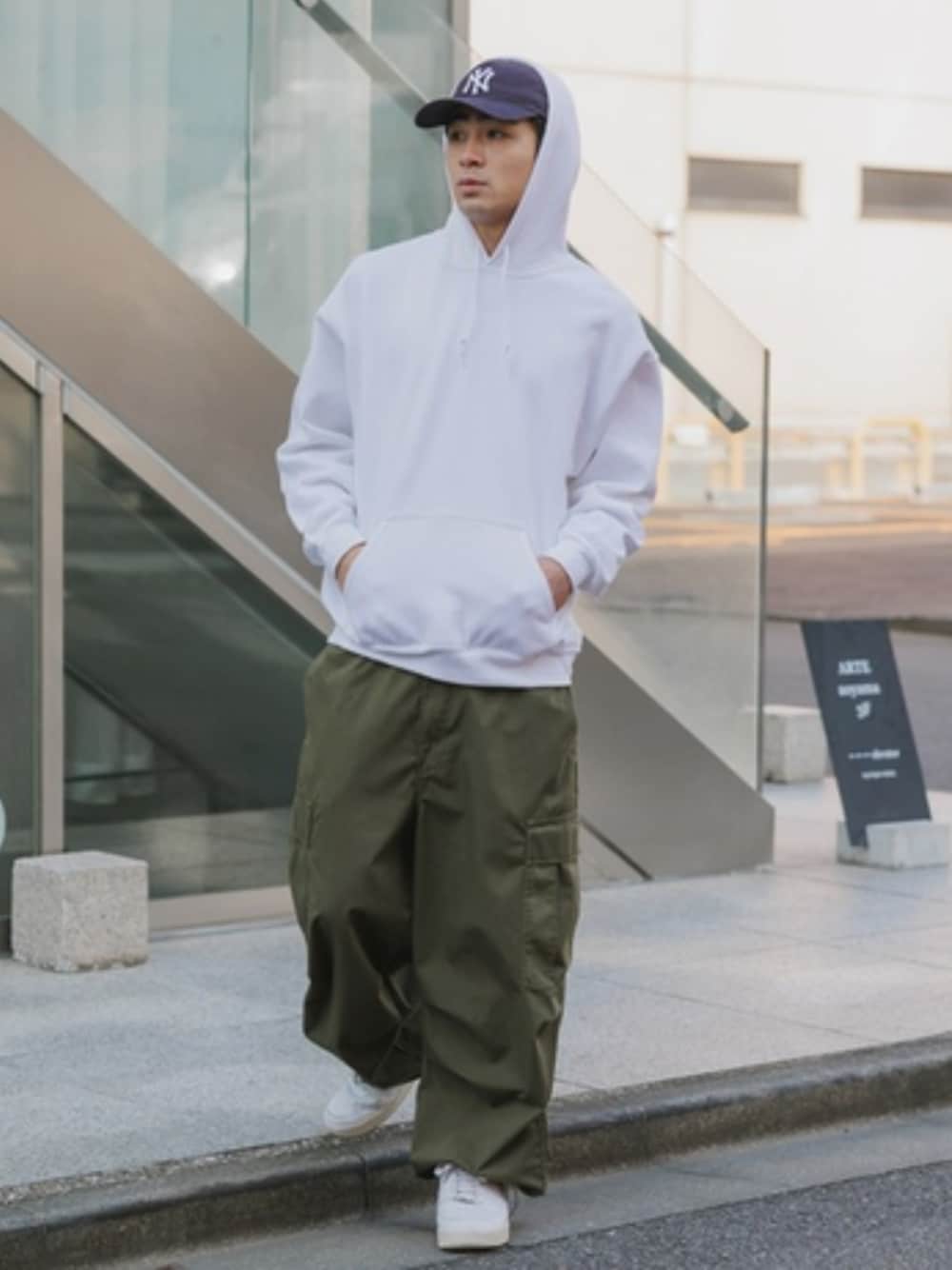 ホワイト系のパーカーを着用したメンズの春コーディネートの1枚目の写真