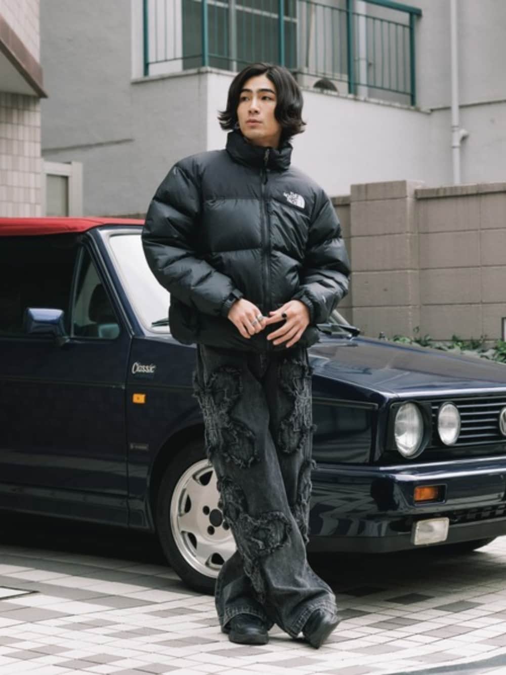 ホワイト系のTシャツ/カットソー、ブラック系のダウンジャケット/コート、ブラック系のボクサーパンツを着用したメンズの秋コーディネートの1枚目の写真