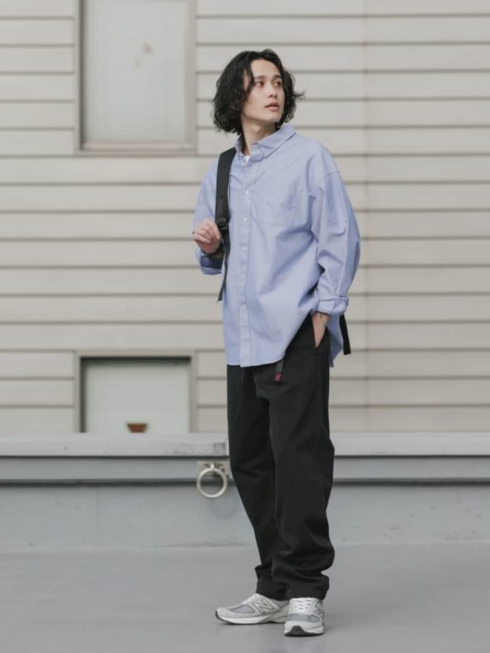 ブラック系のチノパンツ、ホワイト系のタンクトップ、ブラック系のバックパック/リュックを着用したメンズの夏コーディネートの1枚目の写真