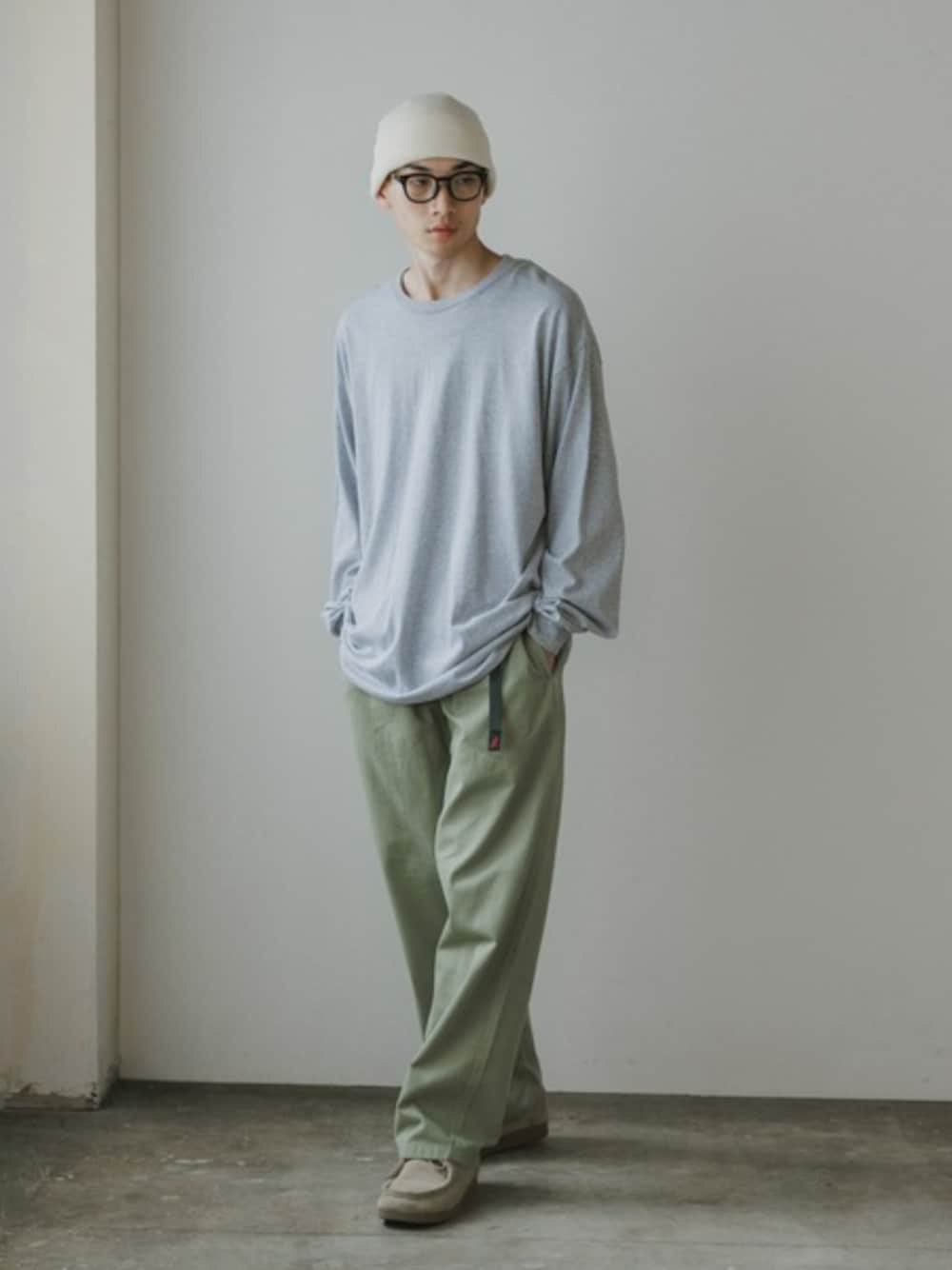 グレー系のTシャツ/カットソー、ホワイト系のタンクトップ、グリーン系のチノパンツを着用したメンズの夏コーディネートの1枚目の写真
