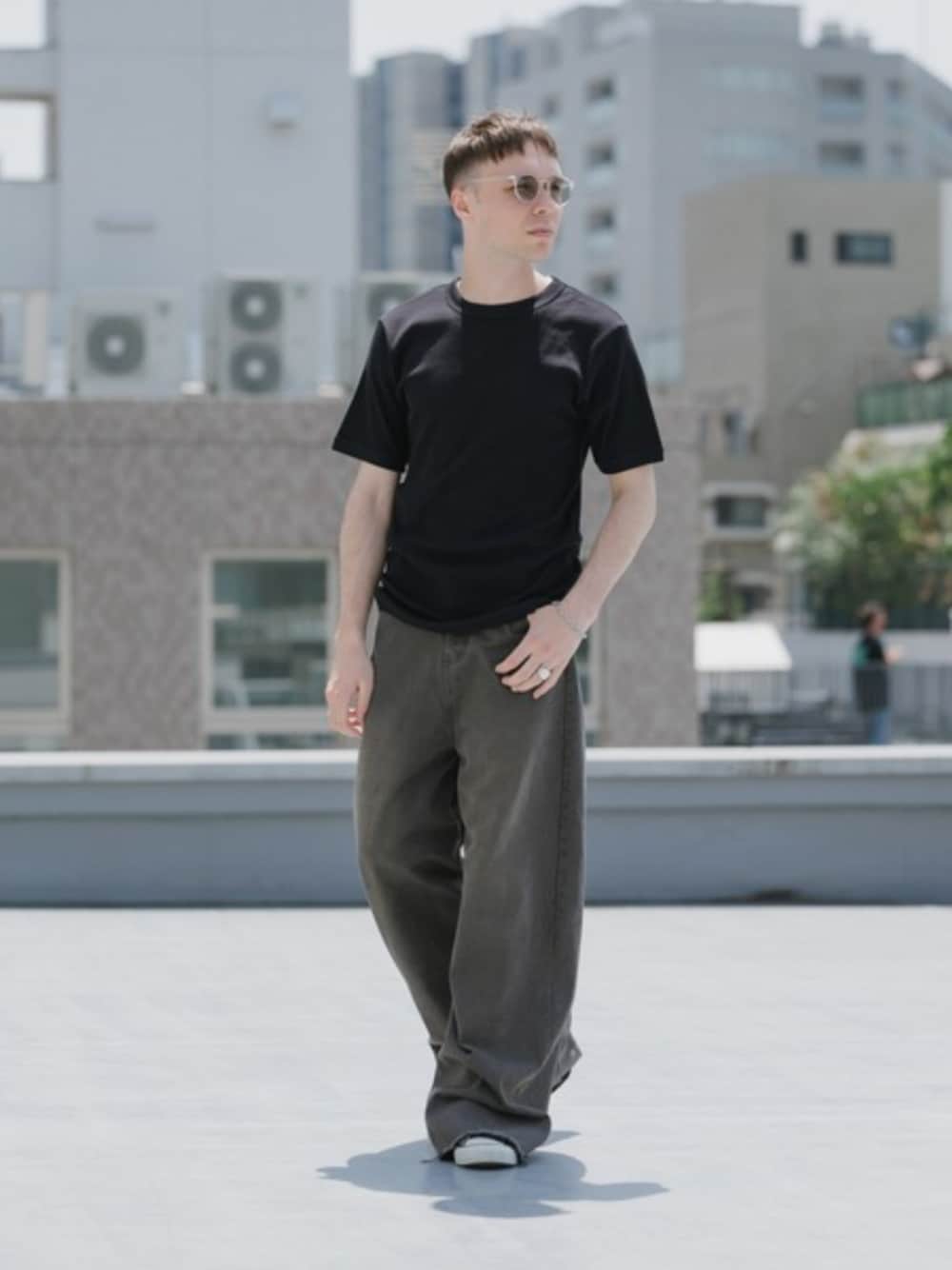 ホワイト系のタンクトップ、ブラック系のTシャツ/カットソーを着用したメンズの夏コーディネートの1枚目の写真