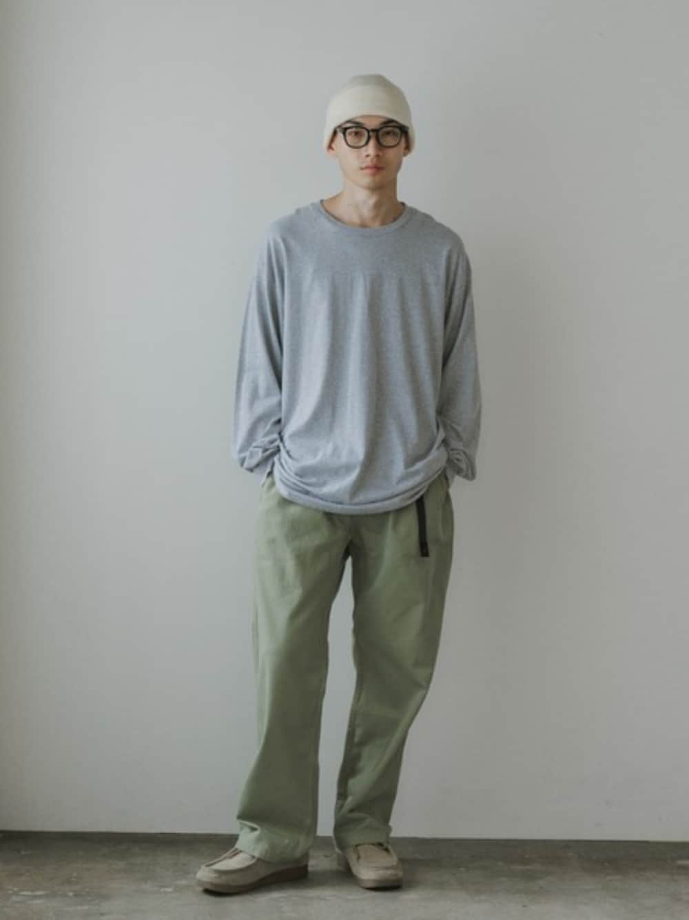 グレー系のTシャツ/カットソー、ホワイト系のタンクトップ、グリーン系のチノパンツを着用したメンズの夏コーディネートの1枚目の写真