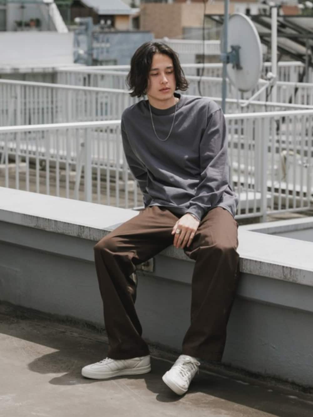 グレー系のTシャツ/カットソーを着用したメンズの夏コーディネートの1枚目の写真
