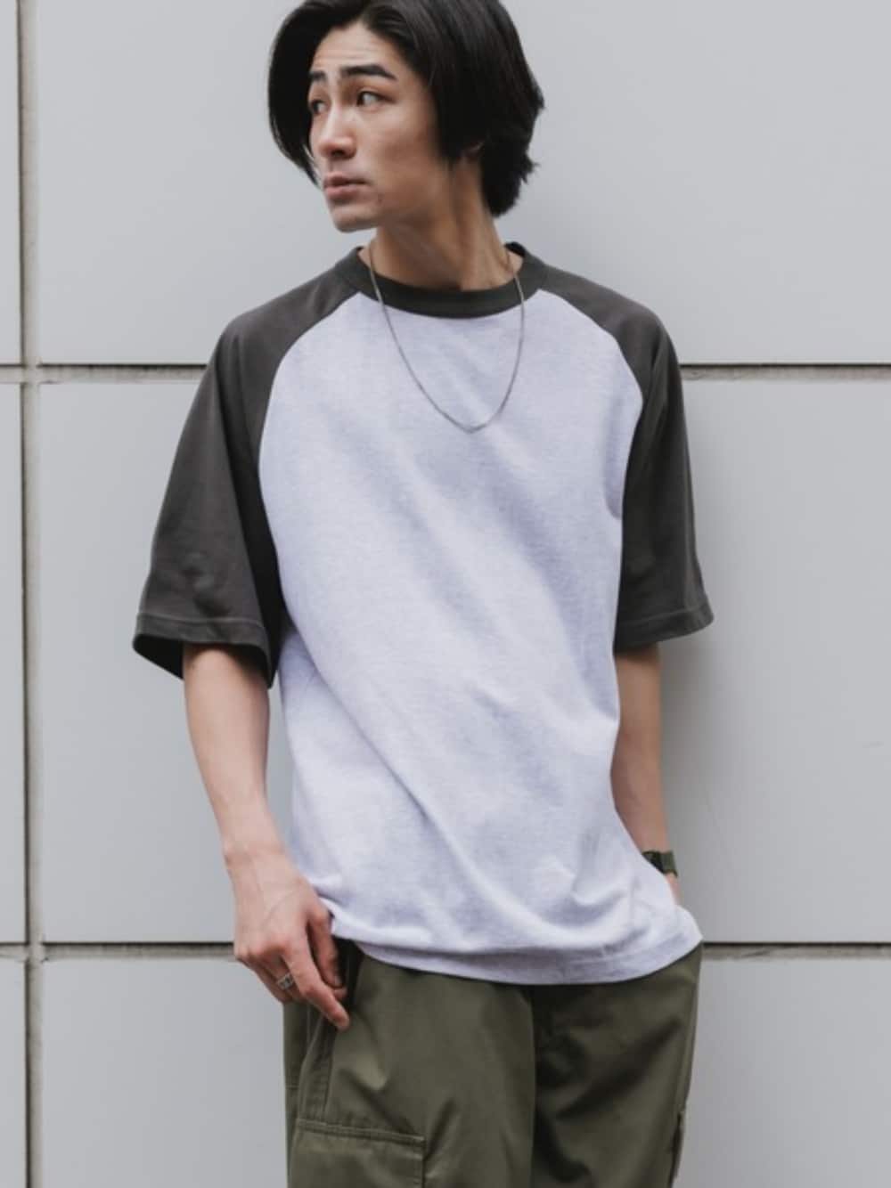 グリーン系のカーゴパンツ、ブラック系のTシャツ/カットソーを着用したメンズの夏コーディネートの1枚目の写真