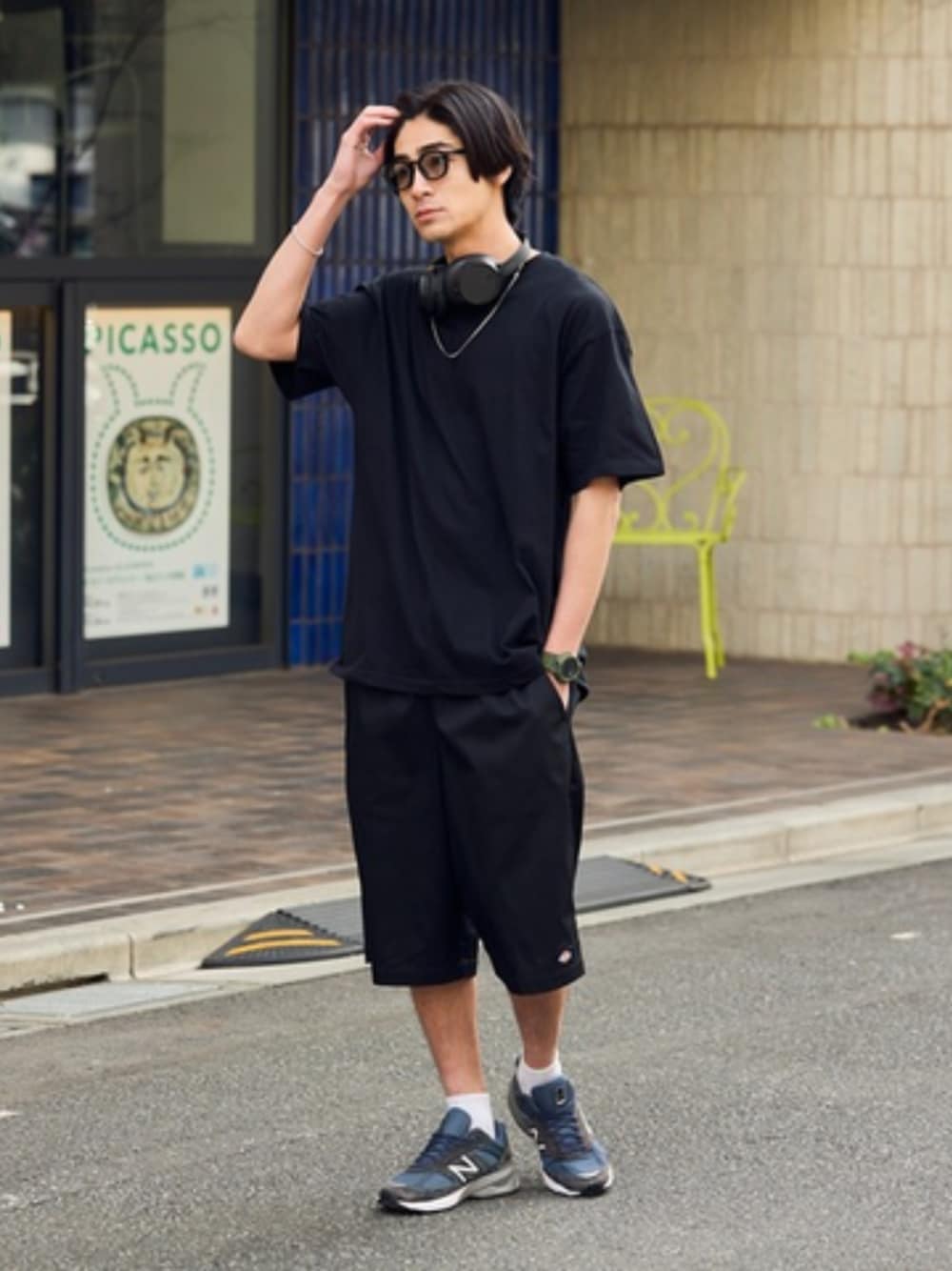 ブラック系のチノパンツ、ブラック系のTシャツ/カットソーを着用したメンズの春コーディネートの1枚目の写真