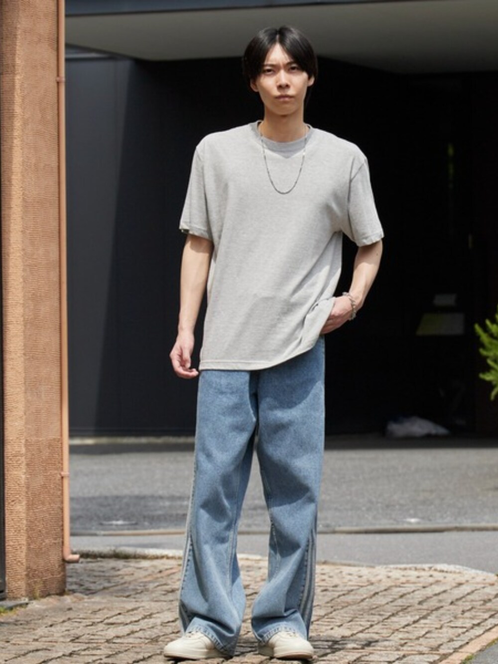 グレー系のTシャツ/カットソー、ブルー系のデニムパンツ、ホワイト系のソックス/靴下を着用したメンズの夏コーディネートの1枚目の写真
