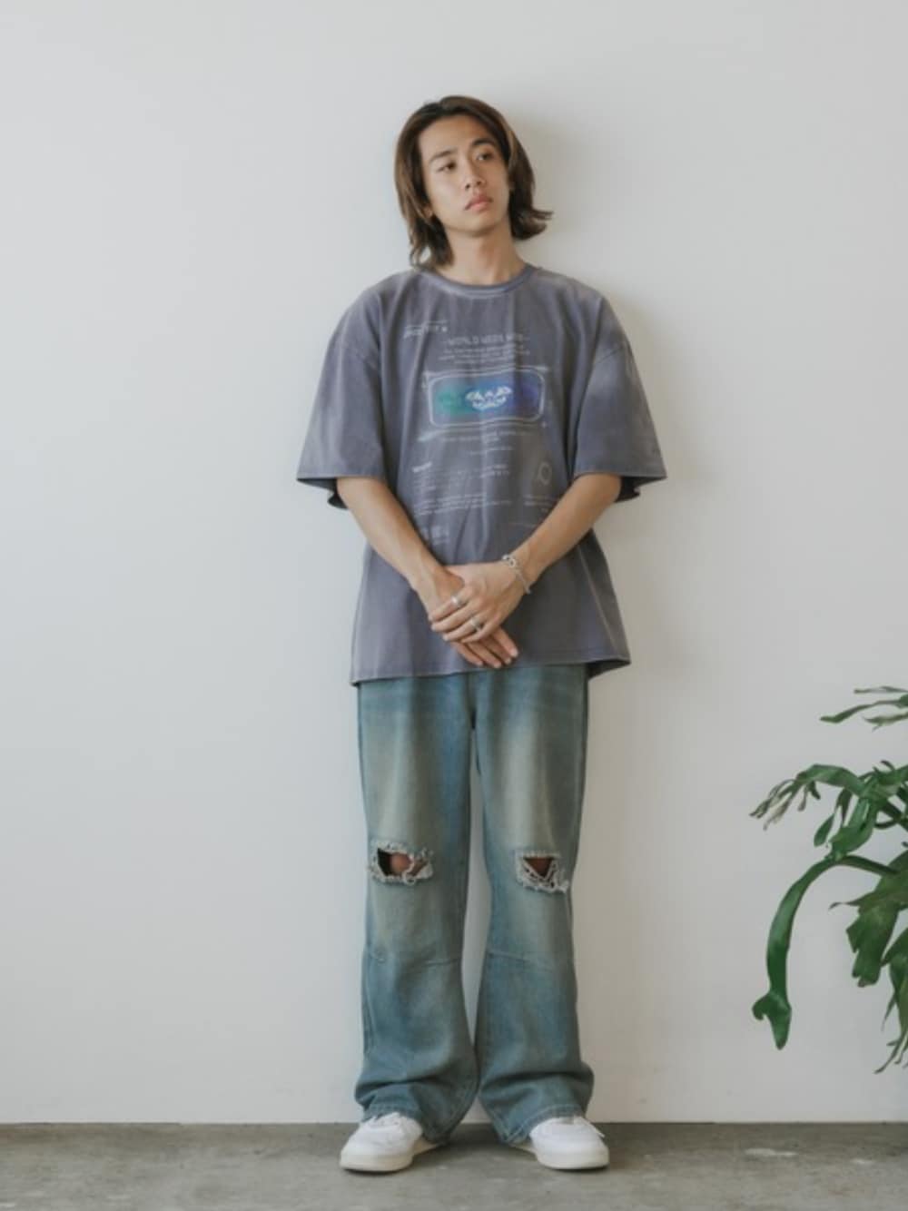 グレー系のTシャツ/カットソーを着用したメンズの秋コーディネートの1枚目の写真