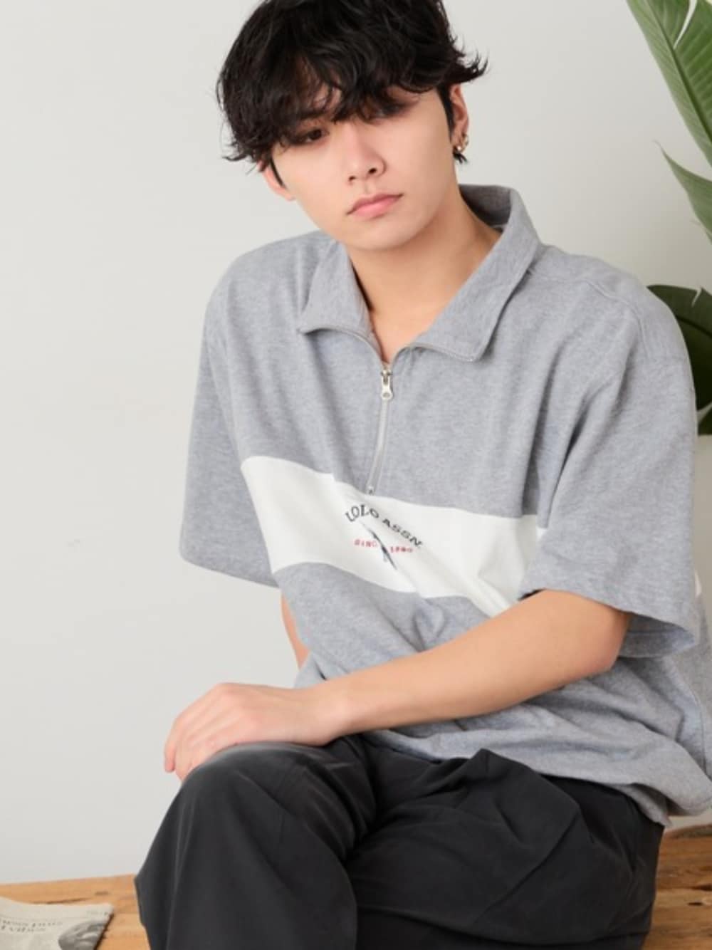 グレー系のTシャツ/カットソーを着用したメンズの秋コーディネートの1枚目の写真
