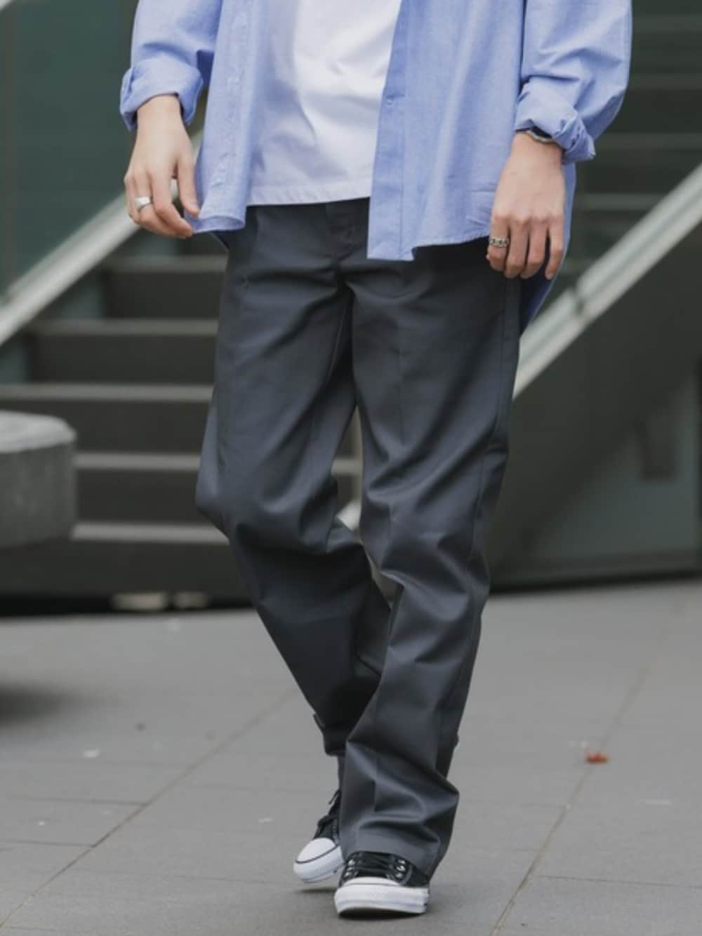 グレー系のチノパンツ、ブラック系のTシャツ/カットソー、ブルー系のシャツ/ブラウスを着用したメンズの夏コーディネートの1枚目の写真
