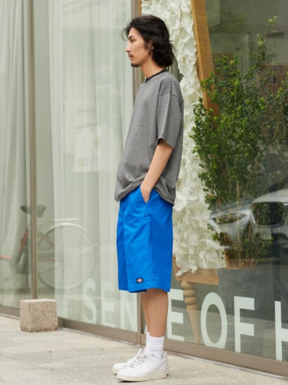 ブルー系のチノパンツ、ブラック系のTシャツ/カットソー、ホワイト系のタンクトップを着用したメンズの夏コーディネートの1枚目の写真